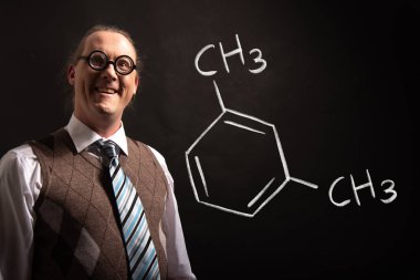 Profesör M-Xylene el çizilmiş kimyasal formülü sunan