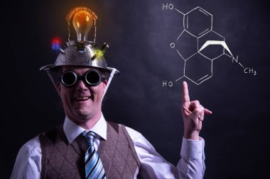 Nerd formik Morfin el çizilmiş kimyasal formülü sunan