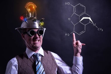 Nerd formik Morfin el çizilmiş kimyasal formülü sunan