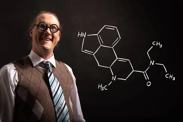 Profesor presentando fórmula química dibujada a mano de LSD — Foto de Stock