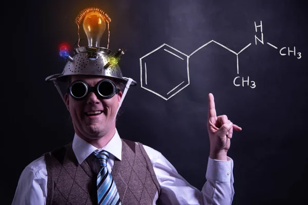 Nerd presentando fórmula química dibujada a mano de metanfetamina fórmica —  Fotos de Stock