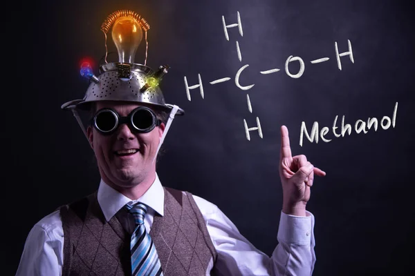 Nerd presentando fórmula química dibujada a mano de metanol fórmico —  Fotos de Stock