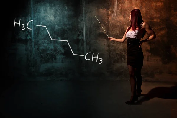 Sexy meisje of secretaresse of vrouwelijke student presenteert hand getekende chemische formule van hexaan — Stockfoto