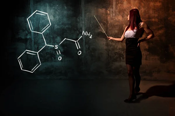 모다 피닐의 섹시한 소녀 또는 비서 또는 여성 학생 제시 손으로 그린 화학 공식 — 스톡 사진
