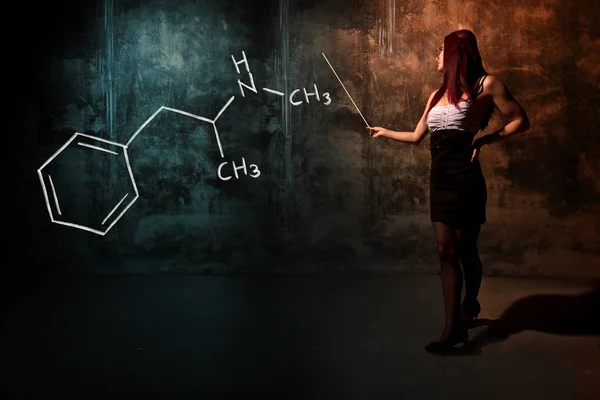 Menina sexy ou secretária ou estudante do sexo feminino apresentando fórmula química desenhada à mão de metanfetamina — Fotografia de Stock