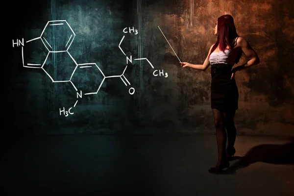 Sexy chica o secretaria o estudiante que presenta fórmula química dibujada a mano de LSD — Foto de Stock