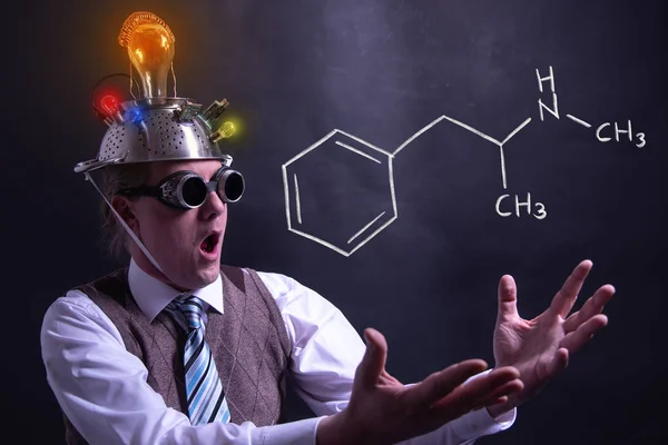 Nerd presenteren hand getekende chemische formule van mieren methamfetamine — Stockfoto