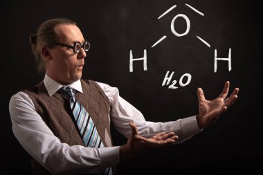 Profesör H2o Su handdrawn kimyasal formülü sunan