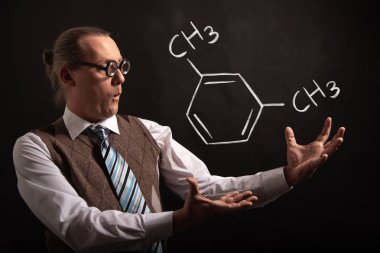 Profesör M-Xylene el çizilmiş kimyasal formülü sunan