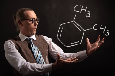 Profesör Ortho-ksilen o-ksilenin el çizilmiş kimyasal formülü sunan