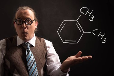 Profesör Ortho-ksilen o-ksilenin el çizilmiş kimyasal formülü sunan