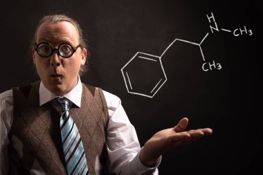 Profesör Metamfetamin el çizilmiş kimyasal formülü sunan