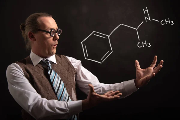 Professor präsentiert handgezeichnete chemische Formel von Methamphetamin — Stockfoto