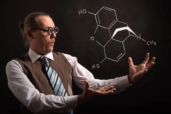 Professor apresentando fórmula química desenhada à mão de Morfina — Fotografia de Stock