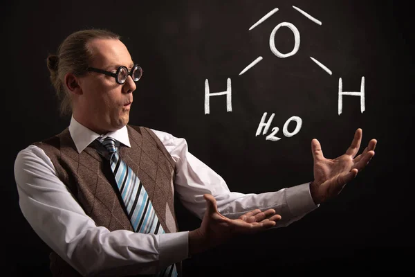 Professeur présentant la formule chimique dessinée à la main de l'eau H2O — Photo