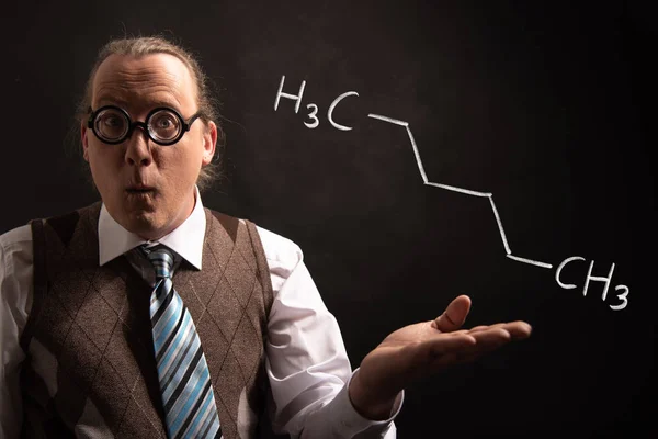 Professor präsentiert handgezeichnete chemische Formel von Hexan — Stockfoto