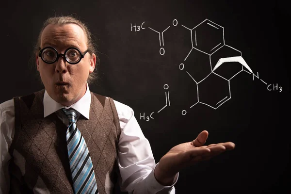 Profesor presentando fórmula química dibujada a mano de Heroína — Foto de Stock