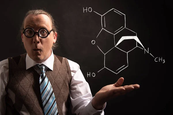 Professor präsentiert handgezeichnete chemische Formel von Morphium — Stockfoto