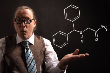 Profesör Modafinil handdrawn kimyasal formülü sunan