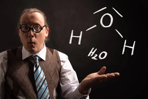 Professor presenteert hand getekende chemische formule van H2O water — Stockfoto