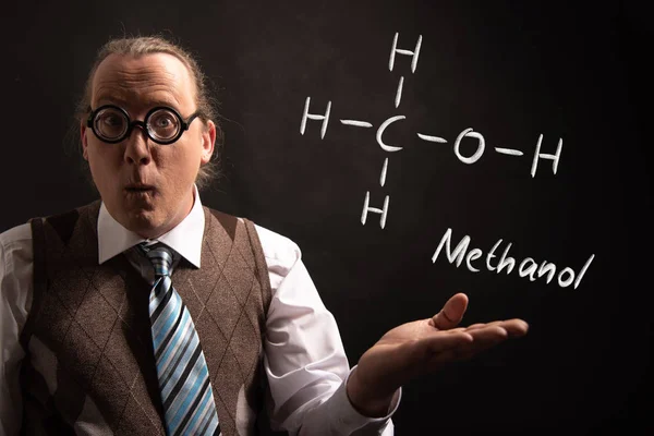 Professor präsentiert handgezeichnete chemische Formel von Methanol — Stockfoto