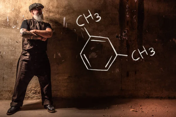 Hombre viejo barbudo que presenta fórmula química dibujada a mano de M-Xileno — Foto de Stock