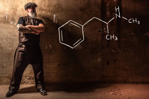 Hombre viejo barbudo que presenta fórmula química dibujada a mano de metanfetamina — Foto de Stock