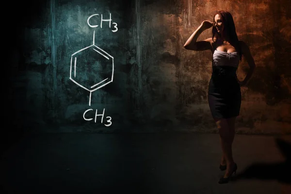 Sexy meisje of secretaresse of vrouwelijke student presenteren hand getekende chemische formule van xylene — Stockfoto