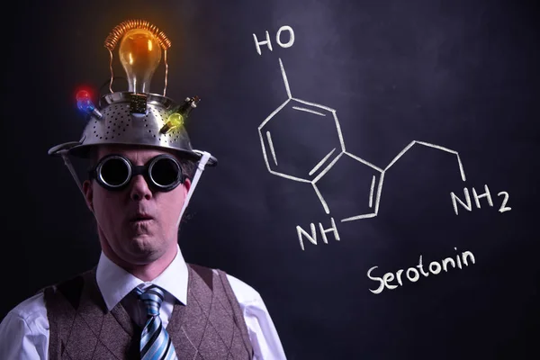 Nerd prezentujący ręcznie rysowany wzór chemiczny serotoniny — Zdjęcie stockowe