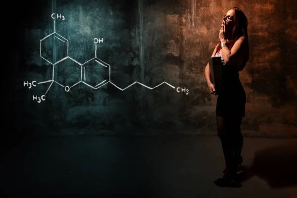 Menina sexy ou secretária ou estudante do sexo feminino apresentando fórmula química desenhada à mão de THC — Fotografia de Stock