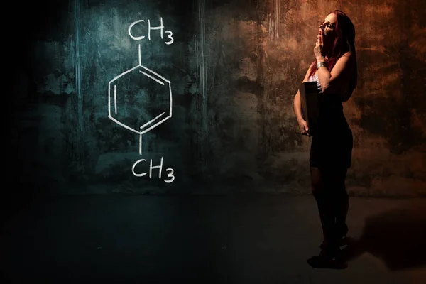 Szexi lány vagy titkár vagy női hallgató bemutató Handdrawn kémiai képlete xilol — Stock Fotó