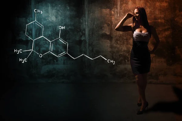 Seksowna dziewczyna lub Sekretarz lub studentka prezentująca ręcznie sporządzona formuła chemiczna THC — Zdjęcie stockowe