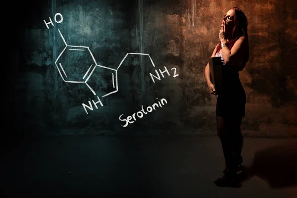Σέξι κορίτσι ή γραμματέας ή γυναίκα φοιτητής παρουσιάζοντας χειρόγραφη χημική φόρμουλα της σεροτονίνης — Φωτογραφία Αρχείου