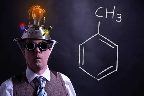 Nerd présentant une formule chimique dessinée à la main de toluène — Photo