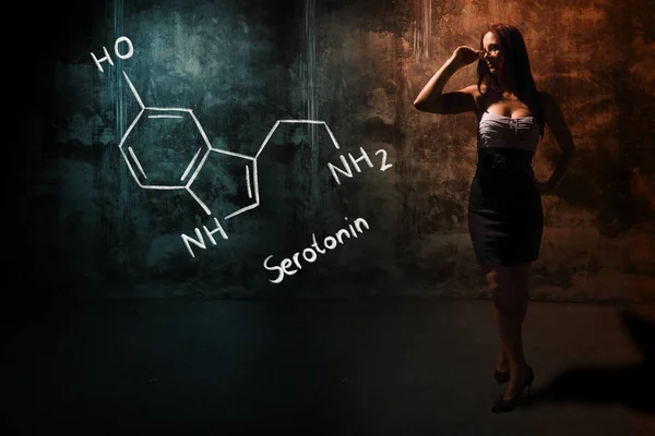 Sexig tjej eller sekreterare eller kvinnlig student presenterar handdrawn kemisk formel av serotonin — Stockfoto