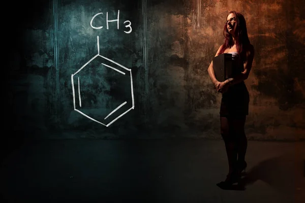 Sexy meisje of secretaresse of vrouwelijke student presenteert hand getekende chemische formule van tolueen — Stockfoto