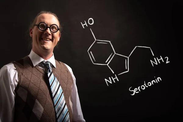 Profesor presentando fórmula química dibujada a mano de serotonina — Foto de Stock