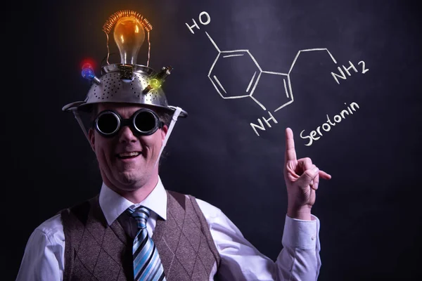 Nerd apresentando fórmula química desenhada à mão de serotonina — Fotografia de Stock
