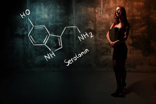 Σέξι κορίτσι ή γραμματέας ή γυναίκα φοιτητής παρουσιάζοντας χειρόγραφη χημική φόρμουλα της σεροτονίνης — Φωτογραφία Αρχείου