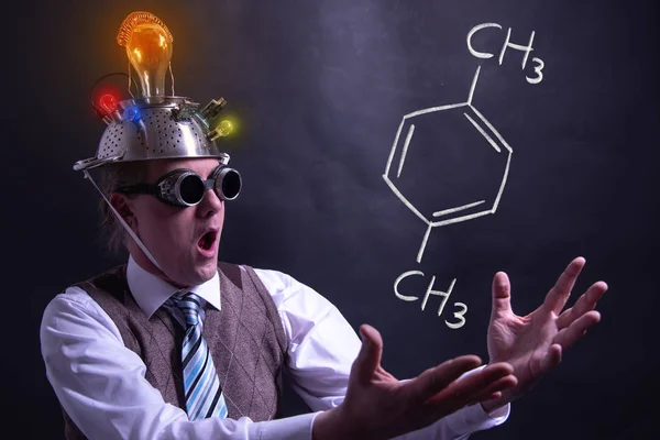 Nerd presentando fórmula química dibujada a mano de Xileno fórmico — Foto de Stock