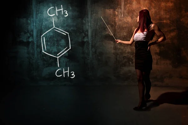Sexy chica o secretaria o estudiante mujer que presenta fórmula química dibujada a mano de Xileno — Foto de Stock