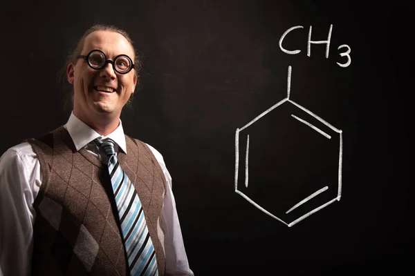 Professor präsentiert handgezeichnete chemische Formel von Toluol — Stockfoto