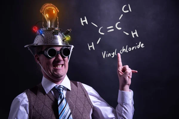 Nerd apresentando fórmula química desenhada à mão de cloreto de vinilo — Fotografia de Stock
