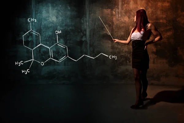 Menina sexy ou secretária ou estudante do sexo feminino apresentando fórmula química desenhada à mão de THC — Fotografia de Stock