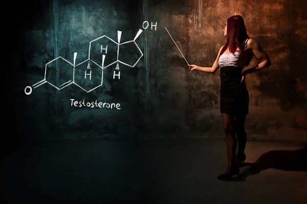 Sexy meisje of secretaresse of vrouwelijke student presenteren hand getekende chemische formule van testosteron — Stockfoto