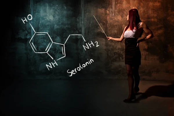 Seksowna dziewczyna lub Sekretarz lub studentka prezentująca ręcznie sporządzona formuła chemiczna serotoniny — Zdjęcie stockowe