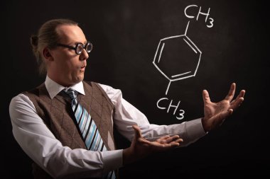 Profesör Xylene handdrawn kimyasal formülü sunan