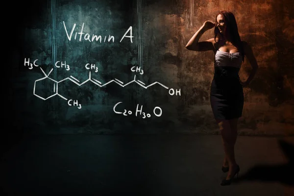 Sexy Mädchen oder Sekretärin oder Studentin präsentiert handgezeichnete chemische Formel von Vitamin A — Stockfoto