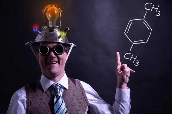 Nerd presentando fórmula química dibujada a mano de Xileno fórmico — Foto de Stock