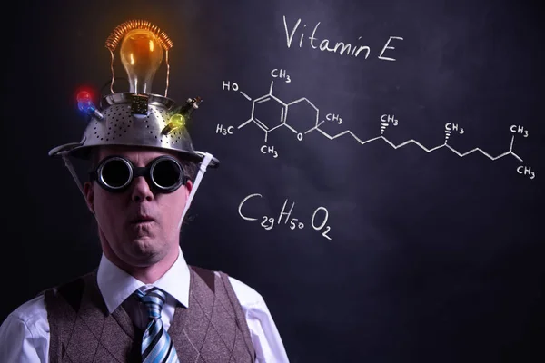 Nerd präsentiert handgezeichnete chemische Formel von Vitamin E — Stockfoto